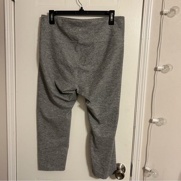 Old Navy Active capri leggings - Picture 2 of 5